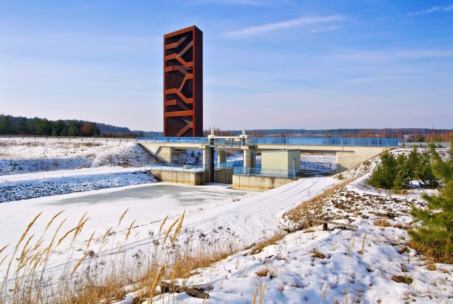 Aussichtsturm am See im Winter – Urlaub in der Lausitz
