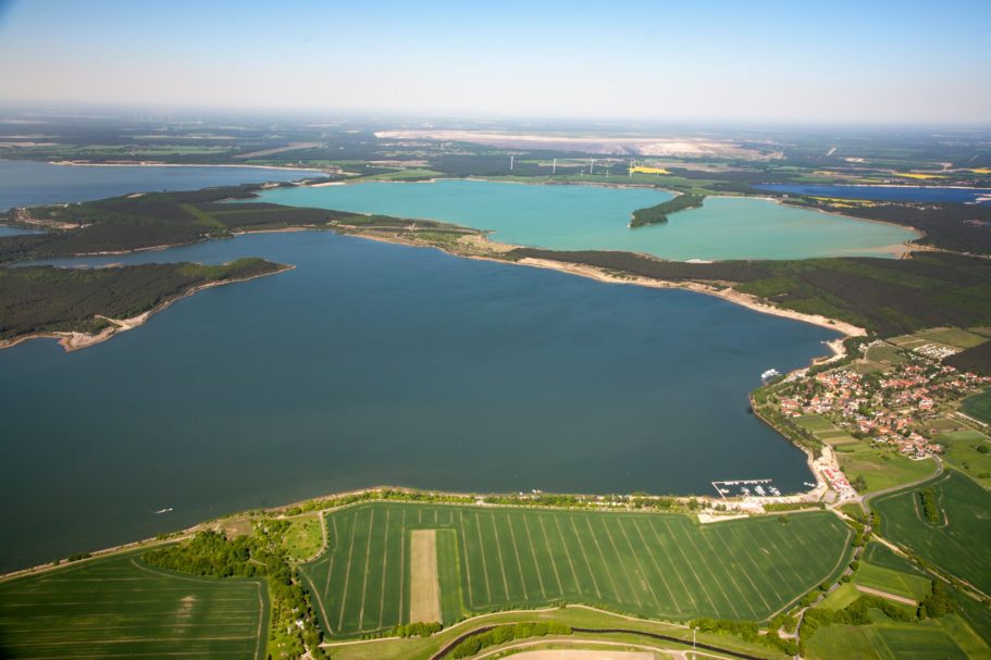 Luftaufnahme vom Senftenberger See im Lausitzer Seenland
